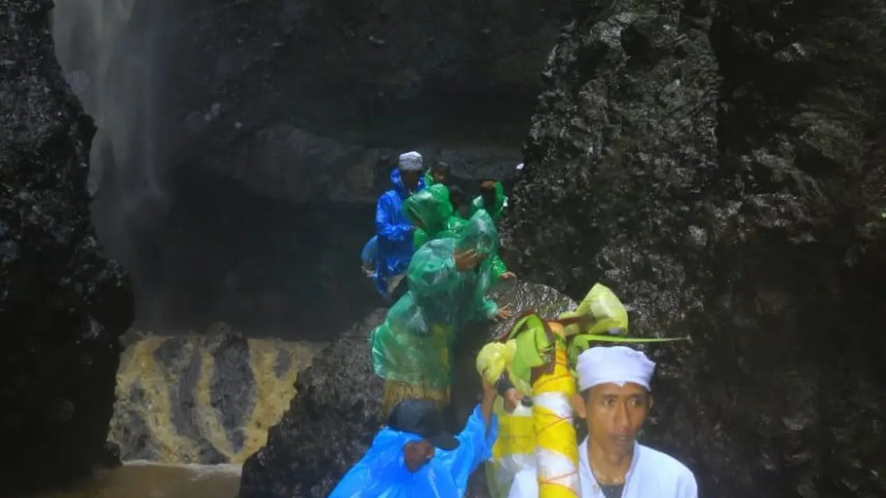 Warga suku Tengger lakukan pengambilan air suci di air terjun Mandakaripura Jjelang Yadnya Kasada (Istimewa)