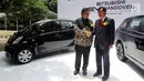 CEO Mitsubishi Motors Osamu Masuko foto bersama Menperin Airlangga Hartarto saat penyerahan 10 mobil listrik kepada pemerintah di Jakarta, Senin (26/2). Hibah tersebut untuk mendorong penggunaan kendaraan ramah lingkungan. (Liputan6.com/JohanTallo)