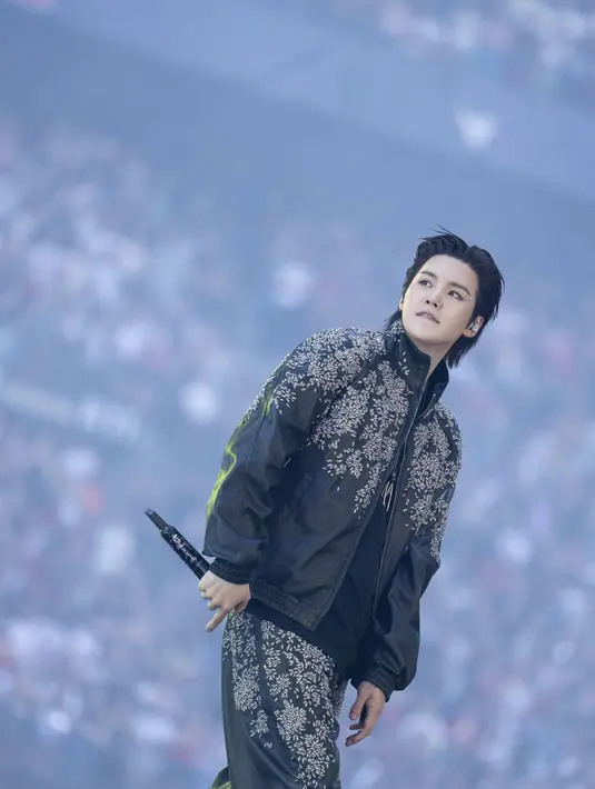 SUGA tampil menawan dengan busana rancangan khusus Givenchy karya Sarah Burton. Ia mengenakan setelan olahraga kulit hitam dengan bordir tali emas melilit, mutiara, dan kristal, dipadukan dengan kaos katun hitam berbordir, kalung Givenchy Tape, dan kalung Givenchy Pin. [Givenchy]