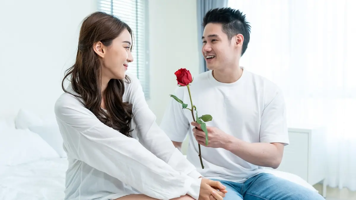 Mampu Mengekspresikan Cinta dengan Tulus, Ini 6 Kualitas Istri Sayang Suami