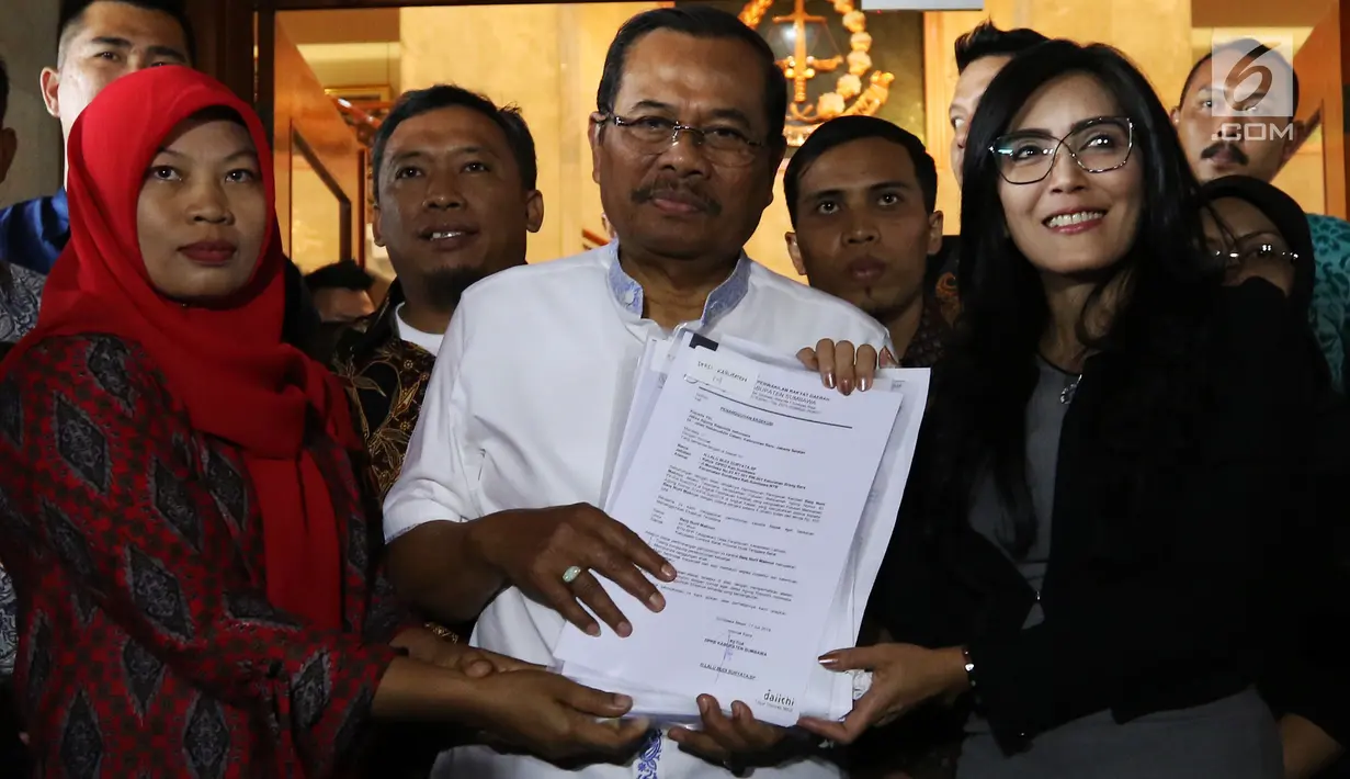 Jaksa Agung HM Prasetyo (tengah) menerima surat jaminan penangguhan eksekusi terhadap terpidana kasus pelanggaran UU ITE, Baiq Nuril Maknun(kiri)  dari anggota DPR Fraksi PDIP Rieke Diah Pitaloka di gedung Kejaksaan Agung, Jakarta, Jumat (12/7/2019). (Liputan6.com/Johan Tallo)