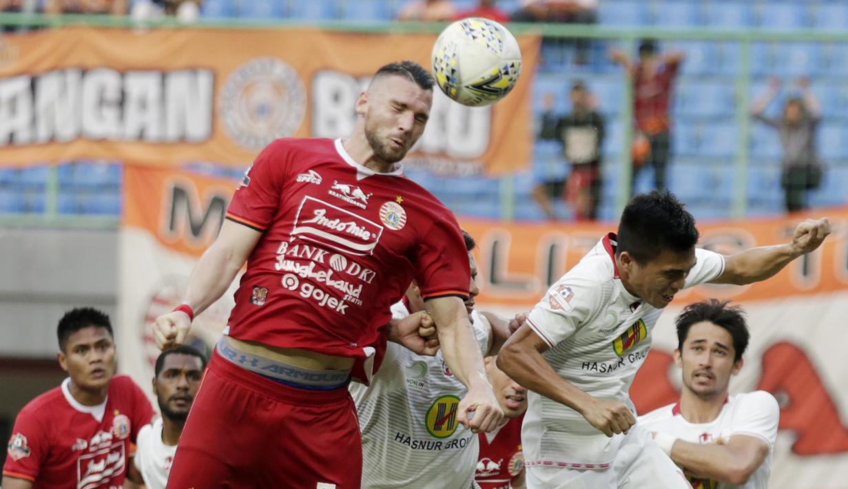 Striker Persija Jakarta, Marko Simic, menyundul bola saat melawan Barito Putra pada laga Liga 1 2019 di Stadion Patriot, Bekasi, Senin (23/9/2019). Persija menang 1-0 atas Barito Putra. (Bola.com/M Iqbal Ichsan)