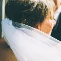 Simak di sini inspirasi gaya rambut pendek untuk pesta pernikahan.