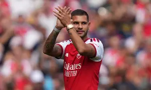 Gelandang asal Brasil Arsenal, Bruno Guimaraes, bertepuk tangan saat diperkenalkan kepada para penggemar menjelang pertandingan persahabatan pramusim antara Arsenal dan Borussia Dortmund di Stadion Emirates, London, pada 9 Agustus 2026. (CARLOS JASSO / AFP)