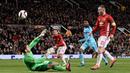 Striker Manchester United, Wayne Rooney, mencetak gol pertama ke gawang Feyenoord pada matchday kelima Grup A Liga Europa 2016-2017, di Stadion Old Trafford, Jumat (25/11/2016) dini hari WIB. (AFP/Oli Scarff)