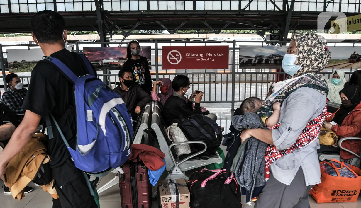 Calon penumpang saat menunggu keberangkatan kereta jarak jauh di Stasiun Pasar Senen, Jakarta, Senin (3/5/2021). PT KAI Daop I mencatat per 3 Mei 2021, ada 20 KA berangkat dari Stasiun Pasar Senen tujuan Jateng dan Jatim.(merdeka.com/Iqbal S. Nugroho)