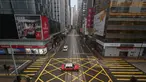 Sebuah taksi melaju di sepanjang jalan kosong di distrik Central saat Topan Wipha bergerak menuju Hong Kong pada 20 Juli 2025. (Peter PARKS/AFP)