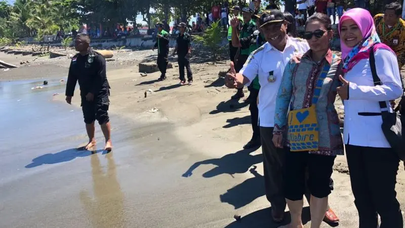 Menteri BUMN Rini Soemarno menikmati pemandangan Pantai Nabire, Papua, Rabu (21/11/2017). (Vina/Liputan6.com)