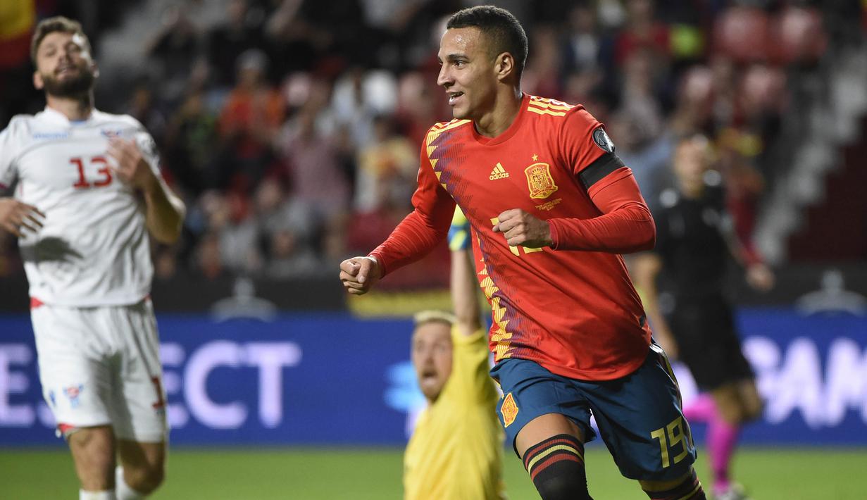 Striker Spanyol, Rodrigo, merayakan gol yang dicetaknya ke gawang Kepulauan Faroe pada laga Kualifikasi Piala Eropa 2020 di Stadion El Molinon, Gijon, Minggu (8/9). Spanyol menang 4-0 atas Kepulauan Faroe. (AFP/Miguel Riopa)