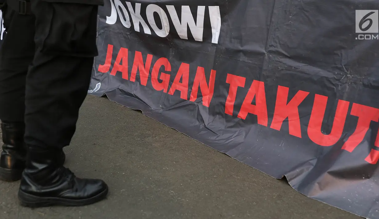 Petugas berjaga saat aksi diam Kamisan ke-540 di depan Istana Merdeka, Jakarta, Kamis (31/5). Para aktivis menuntut agar Presiden Joko Widodo menyelesaikan kasus perkosaan, pembunuhan, dan kerusuhan peristiwa 1998. (Liputan6.com/Immanuel Antonius)