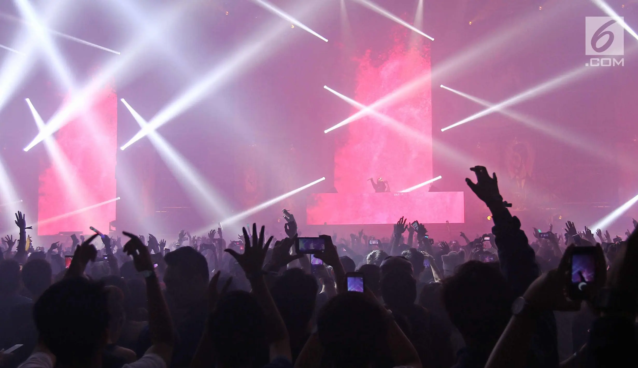 PHOTO: Alan Walker dan Martin Garrix Tampil Memukau di Invasion 2017