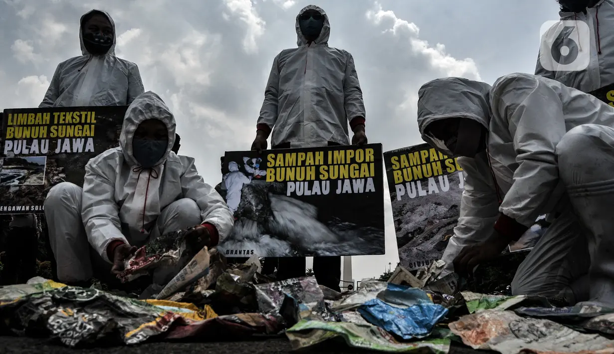 Aktivis membawa poster saat aksi "Sampah Impor Bunuh Sungai Pulau Jawa" di kawasan Patung Kuda, Monas, Jakarta, Senin (3/5/2021). Aktivis tergabung dalam Ecoton dan Forkadas (Forum Komunitas Daerah Aliran Sungai Citarum, Ciujung, serta Ciliwung Institut). (merdeka.com/Iqbal S. Nugroho)