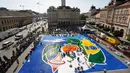Pemandangan mosaik raksasa dari 100 ton limbah tutup botol dalam acara "A Bottle Cap for Handicap" di k Novi Sad, Serbia, Sabtu (30/9). Mosaik ini akan dinominasikan memecahkan rekor Guinness kategori pembuatan mosaik terbesar dunia. (AP/Darko Vojinovic)