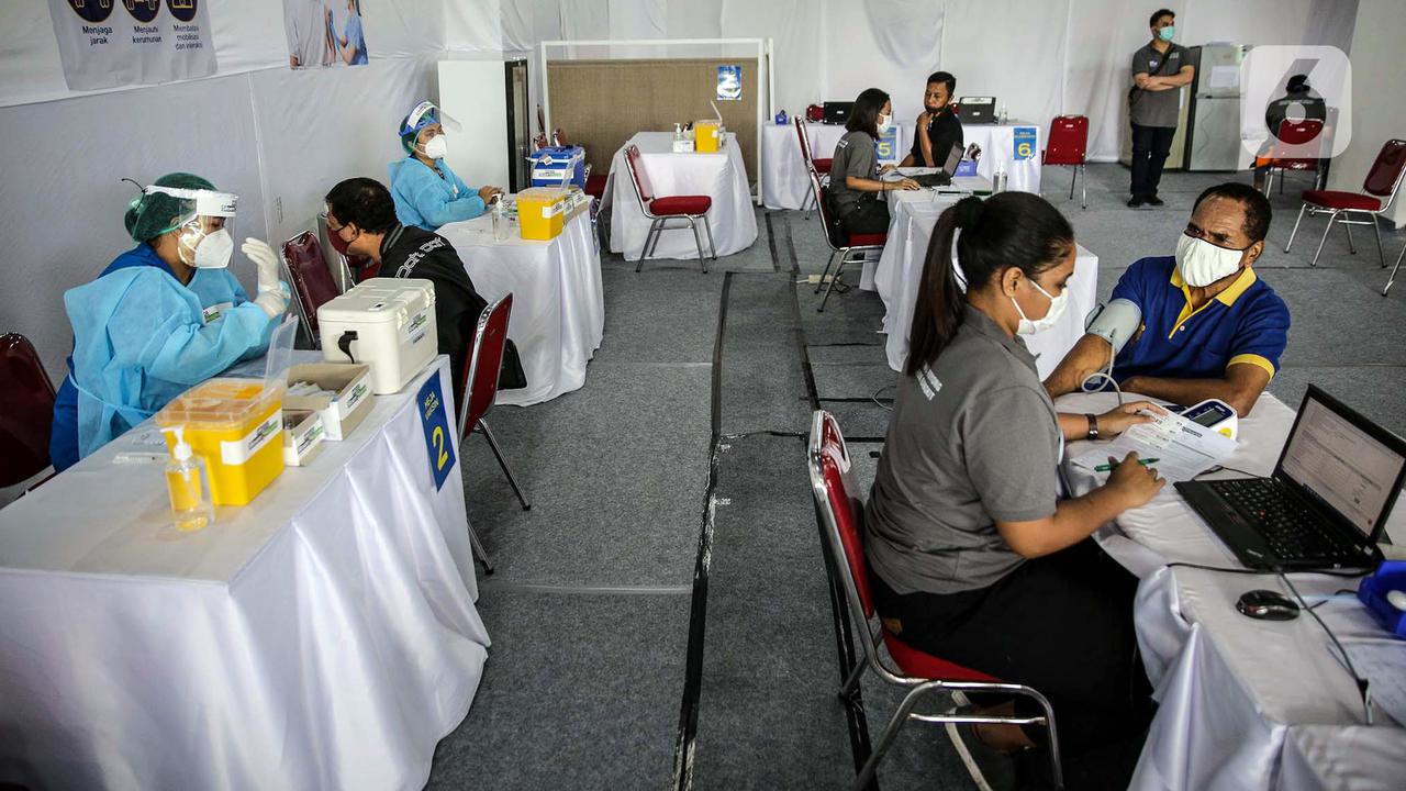 FOTO: Pekerja Swasta Ikuti Program Vaksinasi Gotong Royong