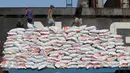 Tumpukan karung beras asal Vietnam di Pelabuhan Tanjung Priok, Jakarta, Kamis (12/11). Beras impor sebanyak 27 ribu ton tersebut direncanakan pemerintah untuk menjaga kestabilan persediaan beras nasional. (Liputan6.com/Angga Yuniar)