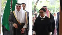 Menteri Luar Negeri Arab Saudi, Adel bin Al-Jubeir (kiri) bersama Menteri Luar NegeriRepublik Indonesia, Retno Marsudi bersiap melakukan pertemuan bilateral di Jakarta, Selasa (23/10). Pertemuan membahas isu strategis. (Liputan6.com/Helmi Fithriansyah)