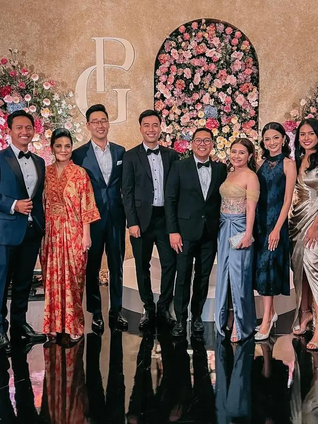 7 Pesona Prilly Latuconsina Berbalut Off Shoulder Dress Karya White by Gail di Resepsi Putri Tanjung, Menawan!