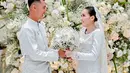 Saat melamar Ayu Ting Ting, Dhana pun tampil serba putih dengan gaya Melayu yang serasi dengan calon istrinya.  [@aliencophoto]