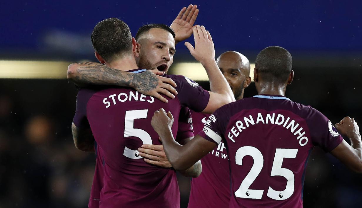 Para pemain Manchester City merayakan kemenangan atas Chelsea pada laga Premier League di Stadion Stamford Bridge, London, Sabtu (30/9/2017). Chelsea kalah 0-1 dari City. (AFP/Adrian Dennis)