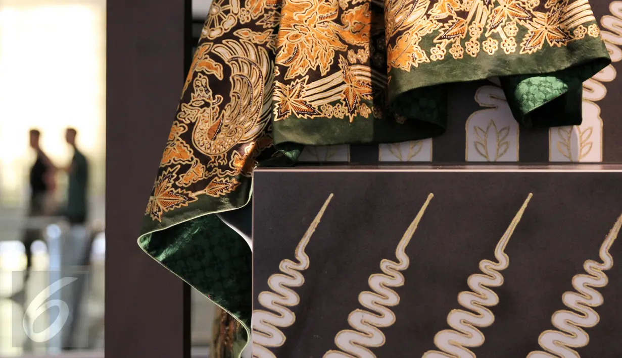 Batik yang dipamerkan saat Seni Instalasi Iwan Tirta Private Collection, Jakarta, Kamis (1/10/2015). (Liputan6.com/ Immanuel Antonius)