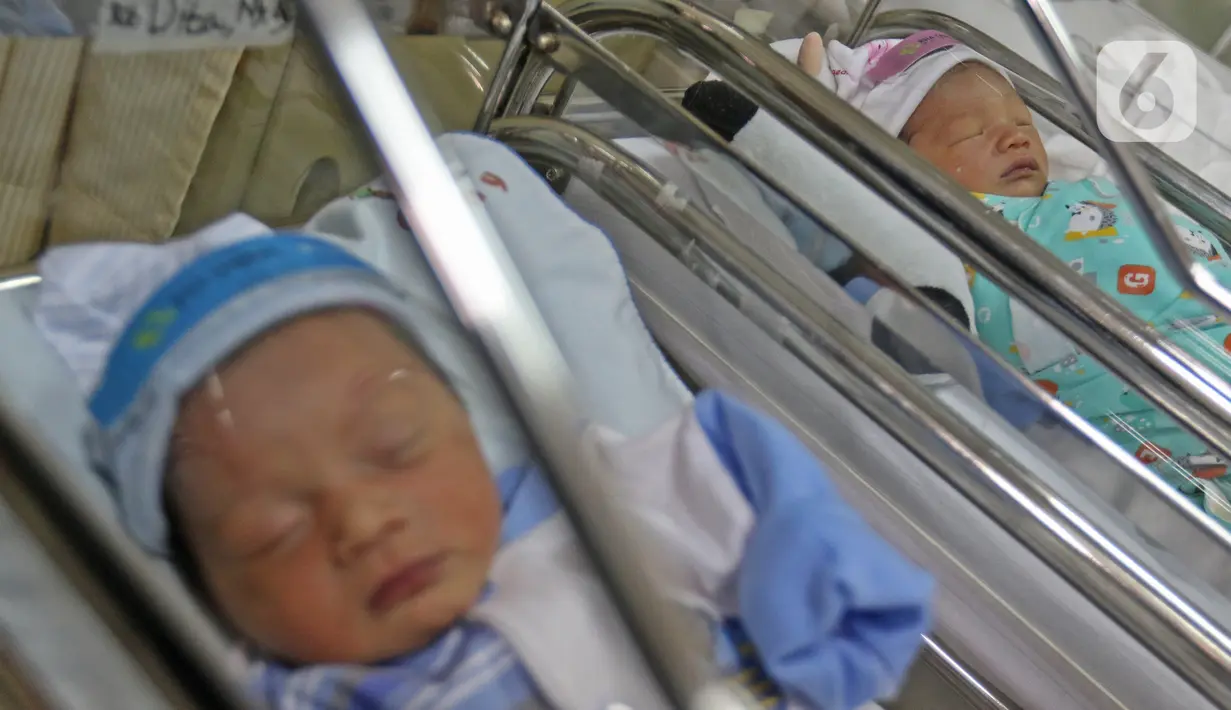 Dua bayi memakai face shield atau pelindung wajah di Rumah Sakit Ibu dan Anak Tambak, Jakarta, Selasa (14/4/2020). RSIA Tambak sejak 12 April 2020 membuat kebijakan bayi yang baru lahir dipakaikan pelindung wajah untuk mencegah terpapar virus corona COVID-19. (Liputan6.com/Herman Zakharia)