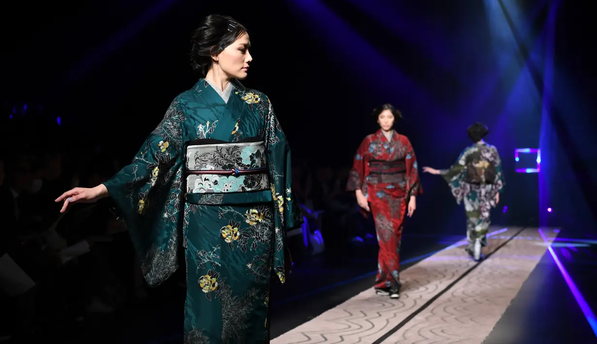 Model berjalan di atas catwalk mengenakan kimono rancangan desainer Jepang, Jotaro Saito untuk koleksi Fall Winter 2019/2020 pada Tokyo Fashion Week di Tokyo, Rabu (20/3/2019). (Photo by Toshifumi KITAMURA / AFP)