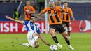 Striker FC Porto asal Iran, Mehdi Taremi (kiri) telah mencetak 1 gol dari tiga laga di Liga Champions musim 2023/2024. Gol tersebut dicetaknya pada matchday pertama Grup H ke gawang Shakhtar Donetsk (19/9/2023) dalam laga yang akhirnya dimenangkan FC Porto dengan skor 3-1. Dua assist juga telah dikoleksinya saat FC Porto menang 4-1 atas Royal Antwerp pada matchday ketiga (25/10/2023). (AFP/Axel Heimken)