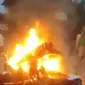 Sejumlah sepeda motor dibakar massa yang mengamuk.&nbsp;Bentrok massa pecah di Muntilan, Magelang, Minggu (15/10/2023) sore hingga malam ini. (Liputan6.com/ Dok Ist)