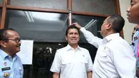Menteri Asman Abnur mencoba alat ukur tinggi badan saat melakukan kunjungan pada seleksi CPNS Kementerian Hukum dan HAM di Bali. (Foto: menpan.go.id)
