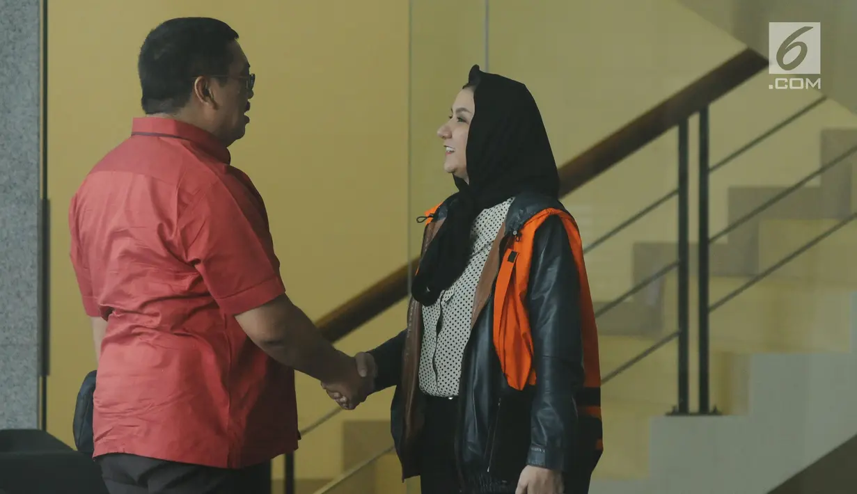 Bupati (nonaktif) Kutai Kartanegara, Rita Widyasari (kanan) usai menjalani pemeriksaan lanjutan di gedung KPK, Jakarta, Rabu (25/10). Rita menjadi tersangka di dua kasus berbeda atas dugaan suap dan gratifikasi. (Liputan6.com/Helmi Fithriansyah)