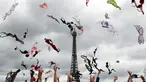 Puluhan wanita melemparkan bra mereka ke udara saat mengikuti acara tahunan "Pink Bra Toss" di depan Menara Eiffel, Paris, Minggu (13/5). Aksi yang diselenggarakan Pink Bazaar ini untuk meningkatkan kesadaran mengenai kanker payudara. (AP/Christophe Ena)
