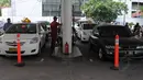 Harga premium per Senin 19 Januari 2015 pukul 00.00 WIB menjadi Rp 6.600/liter dan harga solar menjadi Rp 6.400/liter. Tampak, antrian mobil yang akan mengisi BBM di SPBU Cikini, Jumat (16/1/15). (Liputan6.com/Herman Zakharia)