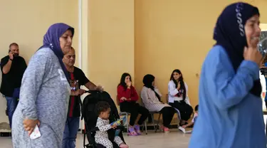 Warga yang mengungsi dari Lebanon selatan, duduk di sebuah sekolah yang digunakan sebagai tempat berlindung di kota pelabuhan selatan Tyre, Lebanon, Jumat, 20 Oktober 2023. (AP Photo/Hassan Ammar)