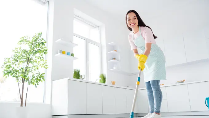 Ilustrasi membersihkan atau mengepel lantai
