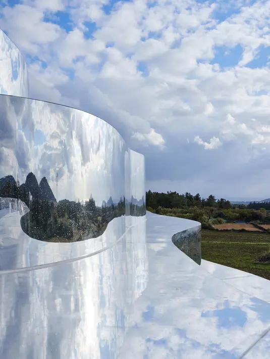 Burberry juga berkomitmen mendukung pelestarian Pulau Jeju dengan kemitraan 5 tahun melalui organisasi nirlaba Jeju Olle Foundation Foto: Document/Burberry.