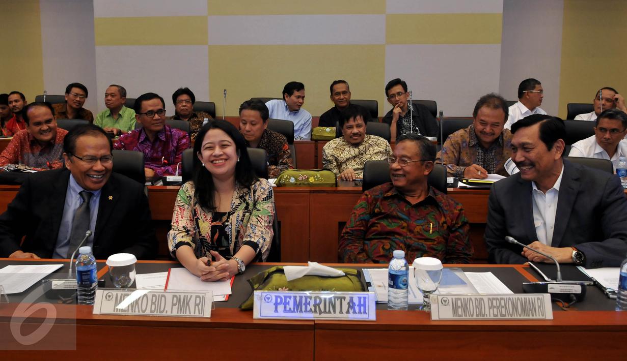 (Ki-ka) Menko Maritim Rizal Ramli, Menko PMK Puan Maharani, Menko Perekonomian Darmin Nasution dan Menkopolhukam Luhut Pandjaitan bersiap mengikuti rapat kerja dengan Banggar DPR di Kompleks Parlemen, Jakarta, Selasa (13/10). (Liputan6.com/Johan Tallo)