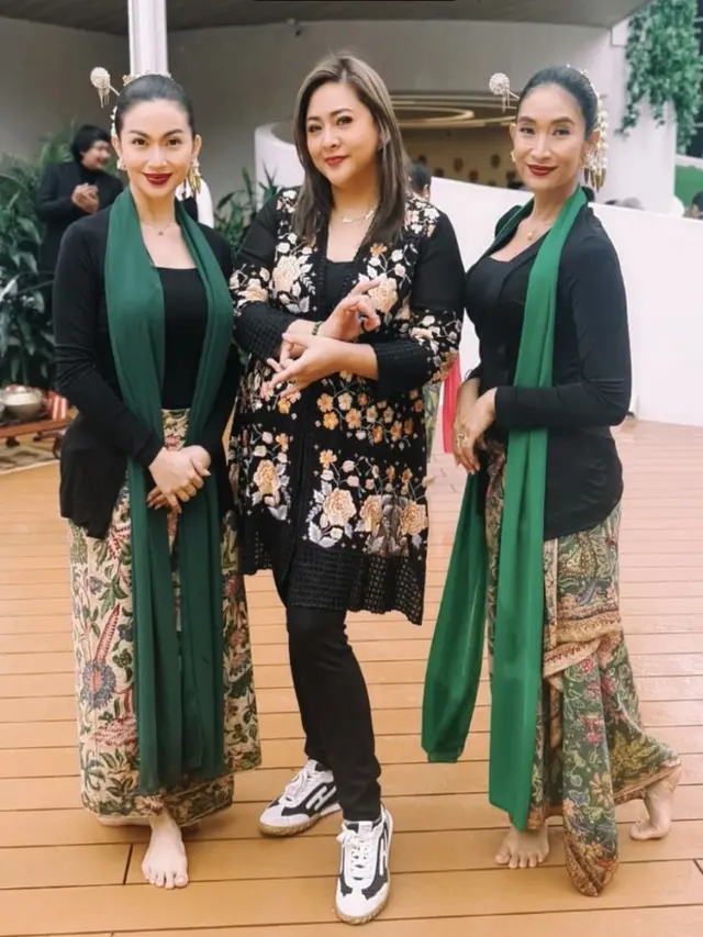 Penampilan Ariel Tatum dan Happy Salma saat menari di Jepang. [@audyitem]