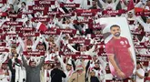 Pendukung tim nasional Qatar bersorak saat pertandingan sepak bola semifinal Qatar AFC Asian Cup 2023 antara Iran dan Qatar di Stadion al-Thumama, Doha pada 7 Februari 2024. (Giuseppe CACACE / AFP)