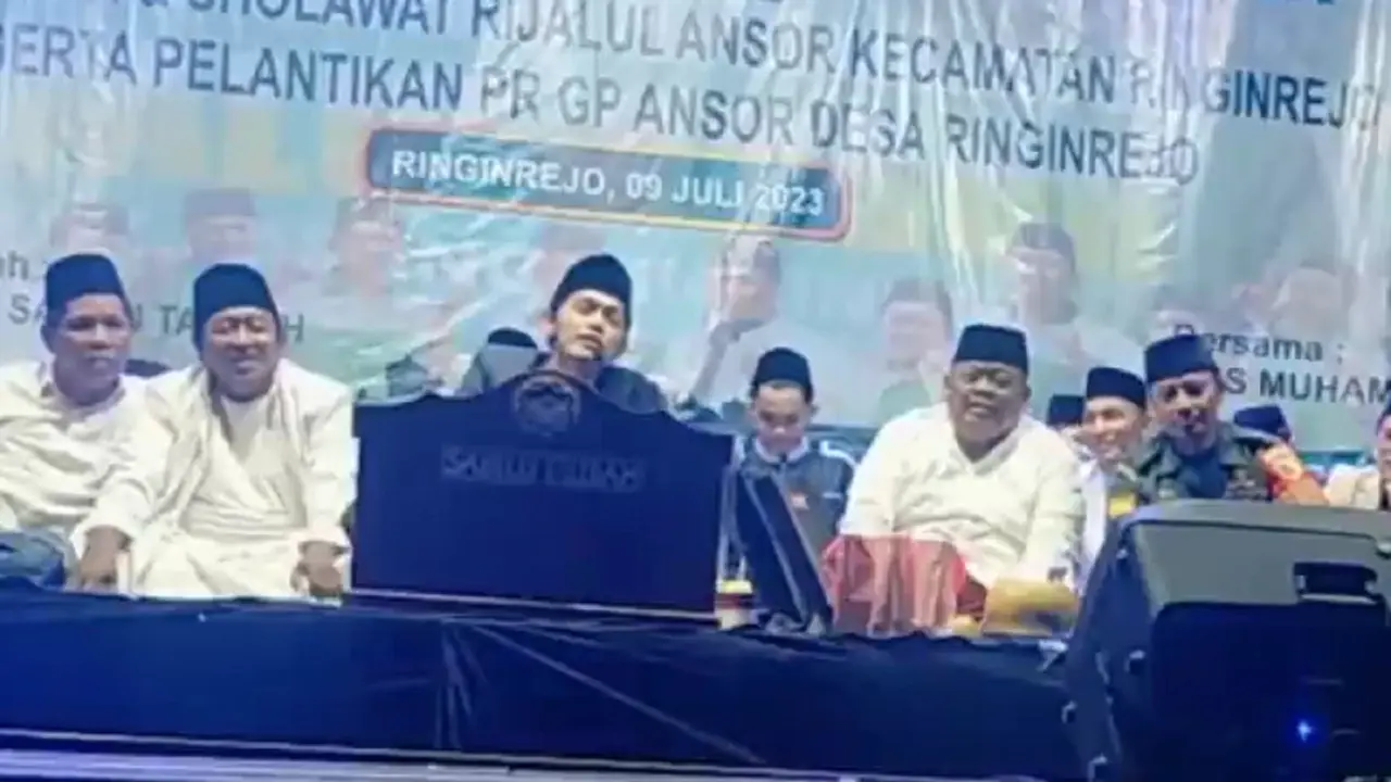 Gus Iqdam bincang santai dengan salah seorang jemaahnya (Tangkap Layar YouTube)