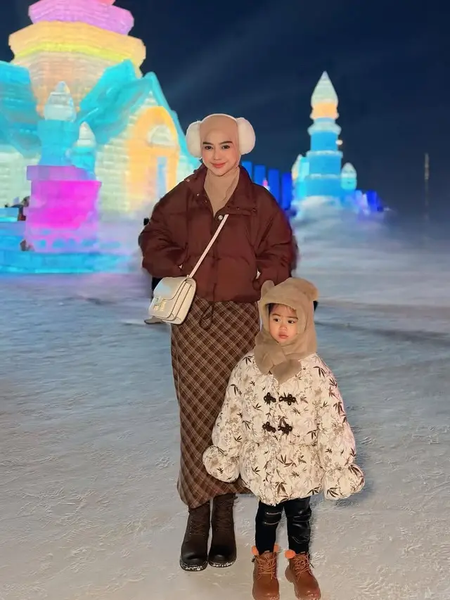 Gaya Publik Figur Menikmati Liburan Akhir Tahun di Negara Bersalju.