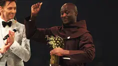 Guru mata pelajaran sains, Peter Tabichi menerima penghargaan 2019 Global Teacher Prize di Dubai, Uni Emirat Arab, 24 Maret 2019. Guru dari wilayah pedesaan di Kenya itu dinobatkan sebagai pengajar terbaik di dunia dan mendapat hadiah uang senilai USD1juta atau setara Rp14 miliar. (AP/Jon Gambrell)