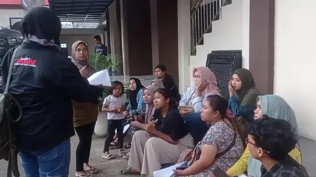 Para korban mendatangi Polres Jember untuk laporan penipuan (Istimewa)