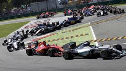 Lewis Hamilton memimpin lomba sejak start di Sirkuit Monza, Minggu (6/9/2015). (Reuters/Max Rossi)