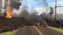 Pemandangan lava pijar erupsi Gunung Kilauea yang menutupi jalan di Pahoa, Hawaii, Amerika Serikat, Sabtu (5/5). Warga menuturkan, suara aliran lava terdengar seperti deru mesin jet. (U.S. Geological Survey via AP)