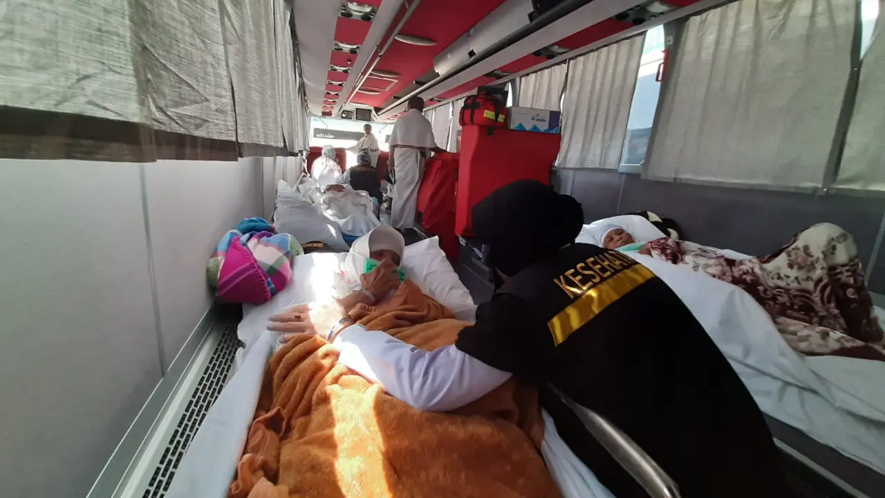Jemaah haji di posko Kesehatan Haji di Arafah.