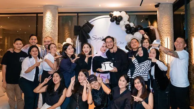 Tampilan Nagita Slavina di Kejutan Ulang Tahun Nisya Ahmad dan Syahnaz Sadiqah. [@syahnazs/@nissyaa]