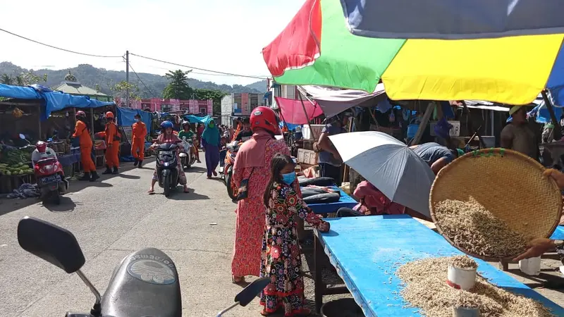 Pasar tradisional di Mamuju mulai ramai setelah pedagang mulai berjualan usai gempa. (Foto: Liputan6.com/Abdul Rajab Umar)