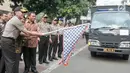 Kapolda Metro Jaya Irjen Pol Mochamad Iriawan, Dirjen Perdagangan Dalam Negeri Tjahya Widayanti dan Sekda DKI Jakarta Saefullah melepas truk berisi sembako Gerakan Stabilitas Pangan di halaman Polda Metro Jaya, Kamis (8/6). (Liputan6.com/Yoppy Renato)