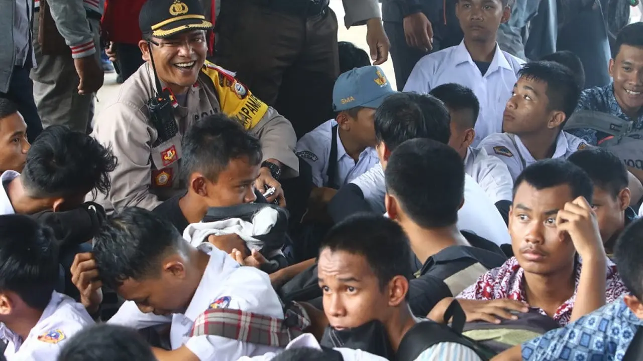 Polisi berhasil amankan sejumlah pelajar yang hendak berdemo di bawah jembatan flyover Makassar (Liputan6.com/ Eka Hakim)