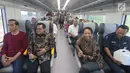 Presiden Joko Widodo (Jokowi) bersama rombongan menjajal dengan menaiki kereta menuju Stasiun Sudirman Baru, Selasa (2/1). Presiden Jokowi dan sejumlah Menteri Kabinet Kerja meresmikan pengoperasian KA Bandara Soekarno-Hatta. (Liputan6.com/Pool/Kurniawan)